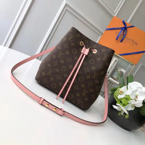 First bag ru LOUIS VUITTON NÉONOÉ