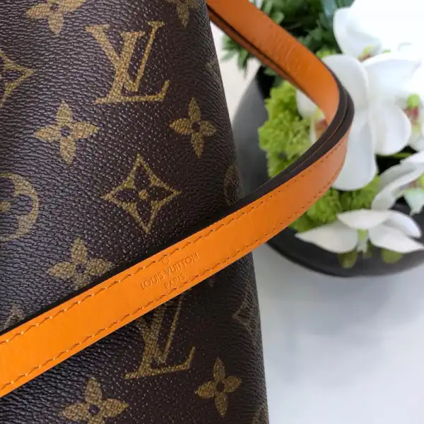 First bag ru LOUIS VUITTON NÉONOÉ