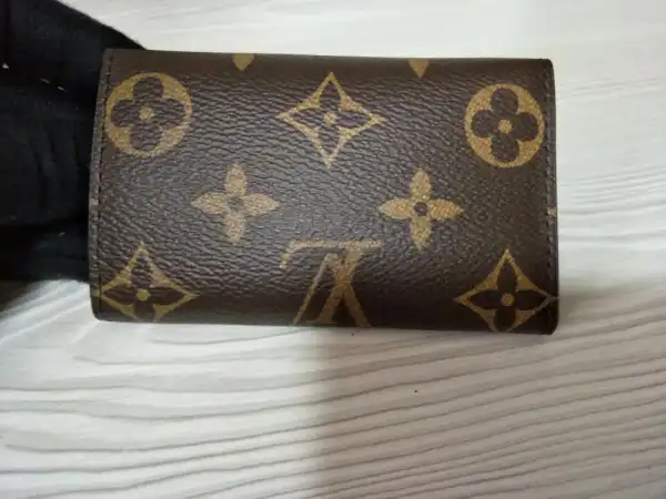 Rep LOUIS VUITTON 6 KEY HOLDER