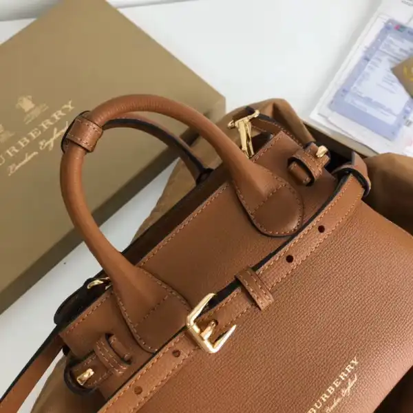 Bagsoffer Burberry The Baby Banner in Leather and House Check