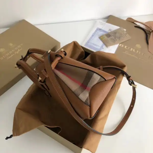 Bagsoffer Burberry The Baby Banner in Leather and House Check