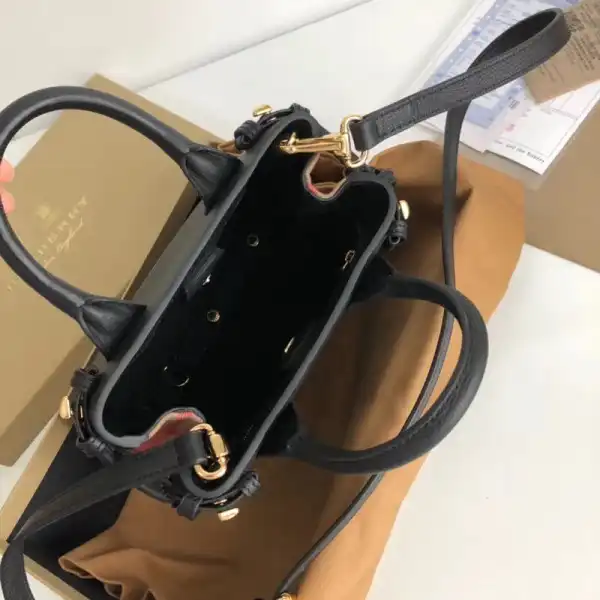 Yupoo bagsoffer Burberry The Baby Banner in Leather and House Check