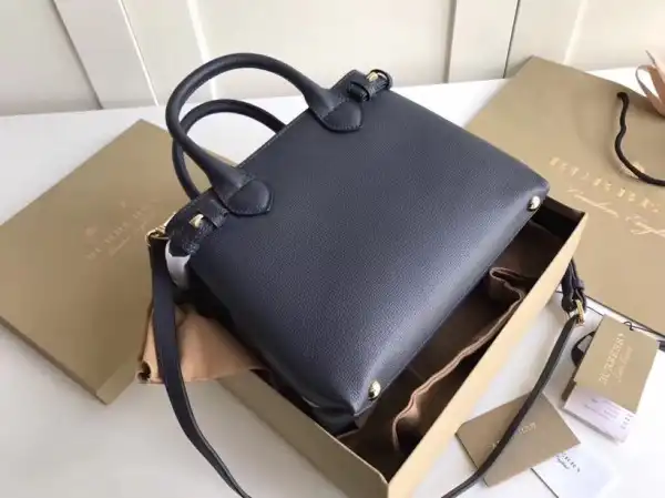 Yupoo bagsoffer Burberry The Small Banner in Leather and House Check