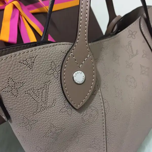 Affordable LOUIS VUITTON HINA PM