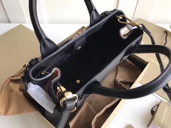 Bagsoffer Burberry The Small Banner in Leather and House Check