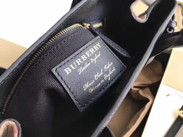 Bagsoffer Burberry The Small Banner in Leather and House Check