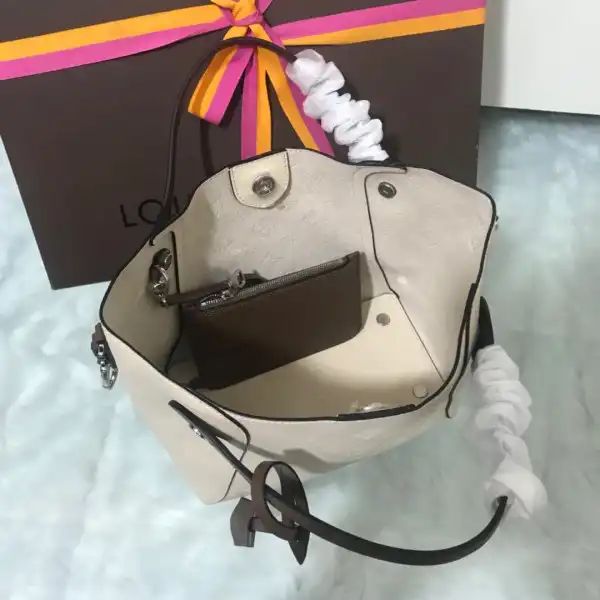 First bag ru LOUIS VUITTON HINA PM