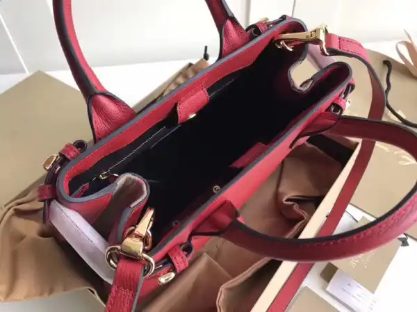 First bag ru Burberry The Small Banner in Leather and House Check