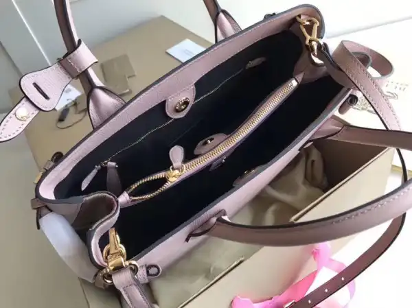 Yupoo bagsoffer Burberry The Medium Banner in Leather and House Check