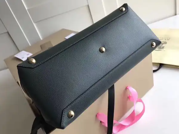 First bag ru Burberry The Medium Banner in Leather and House Check