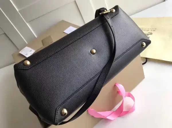 First bag ru Burberry The Medium Banner in Leather and House Check