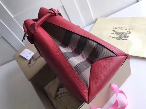 First bag ru Burberry The Medium Banner in Leather and House Check