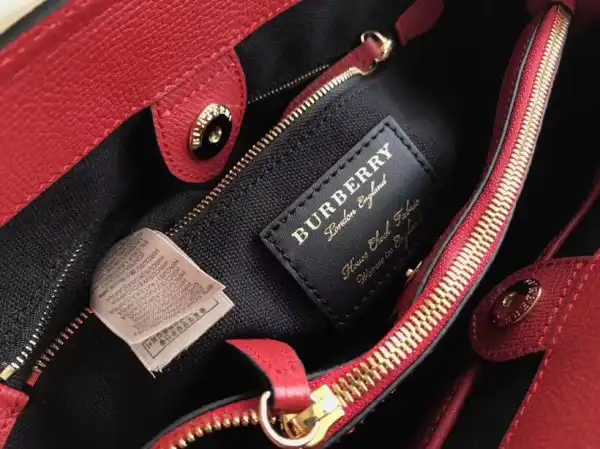 First Bag Ru Burberry The Medium Banner in Leather and House Check