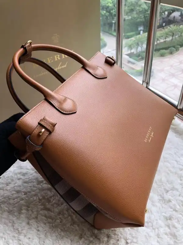 First bag ru Burberry The Medium Banner in Leather and House Check