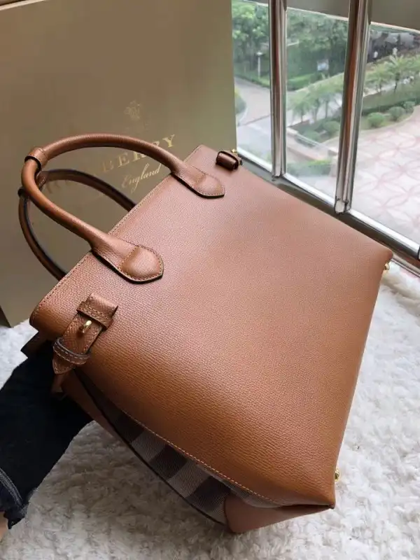 First bag ru Burberry The Medium Banner in Leather and House Check