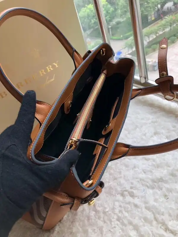 Burberry The Medium Banner in Leather and House Check