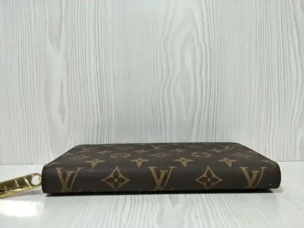 TO LOUIS VUITTON ZIPPY ORGANIZER