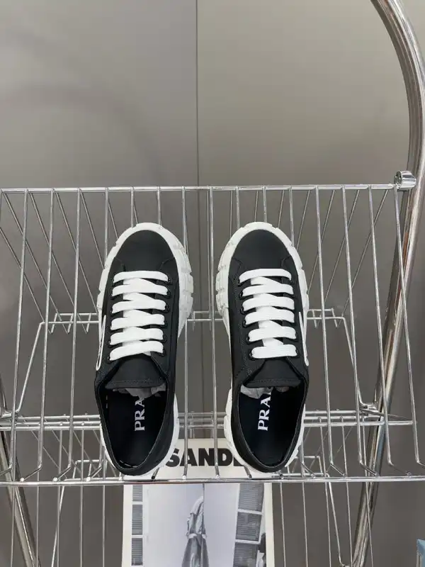 Bagsoffer PRADA  sneakers