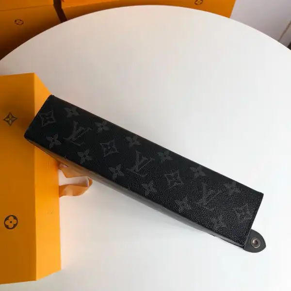 TO Louis Vuitton Clutch M41692