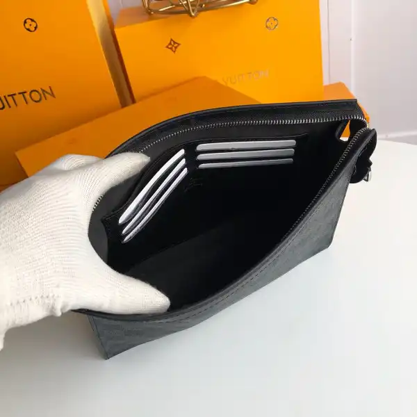 TO Louis Vuitton Clutch M41696