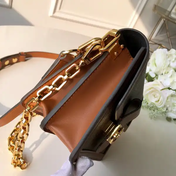 First bag ru Louis Vuitton Dauphine Mini（2019 Spring Show）