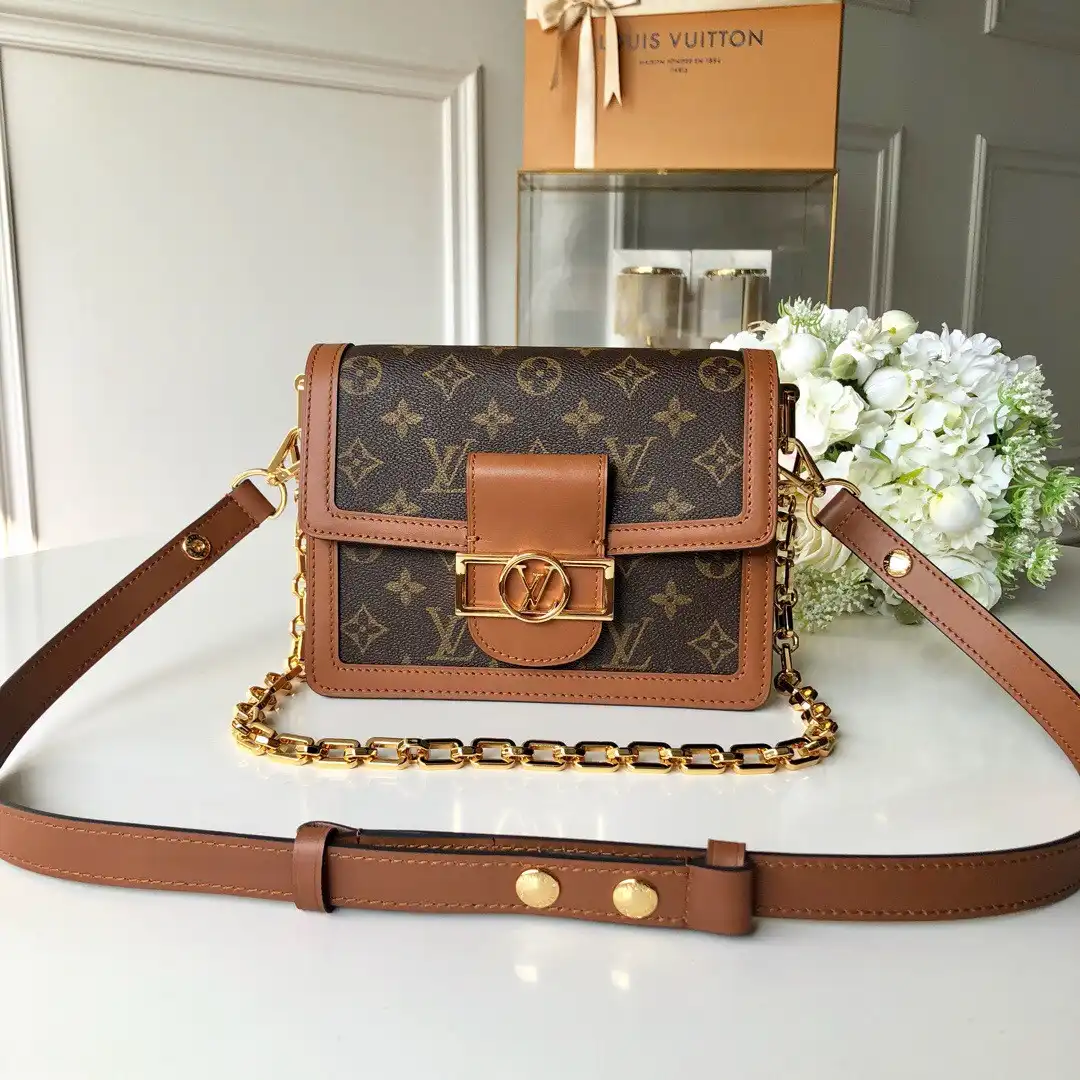 First bag ru Louis Vuitton Dauphine Mini（2019 Spring Show）