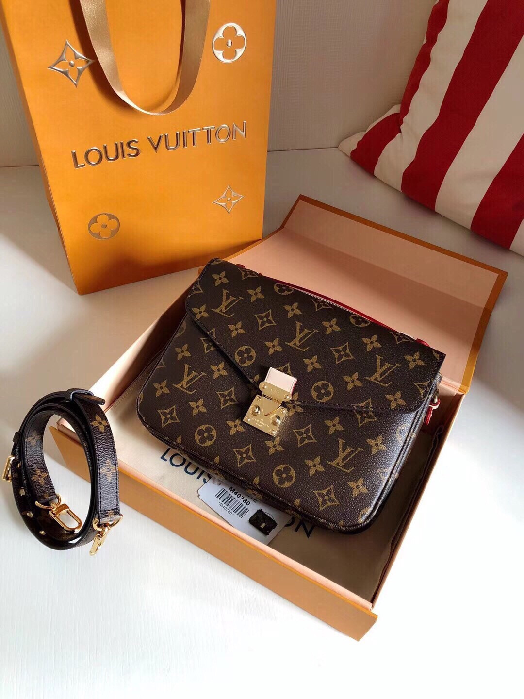 [FREE SHIPPING] Louis Vuitton M40780 Monogram Pochette Metis Messenger