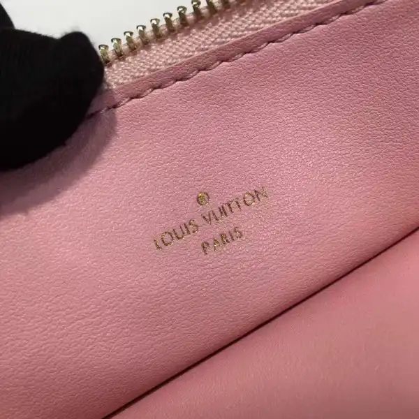 First bag ru Louis Vuitton POCHETTE FÉLICIE