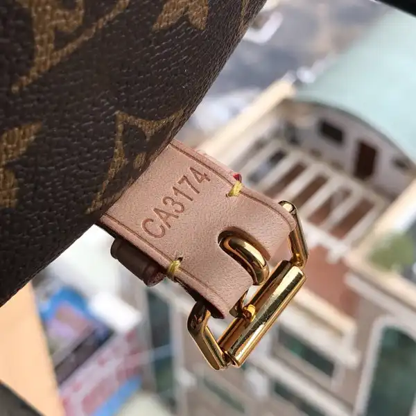 First bag ru Louis Vuitton Messenger