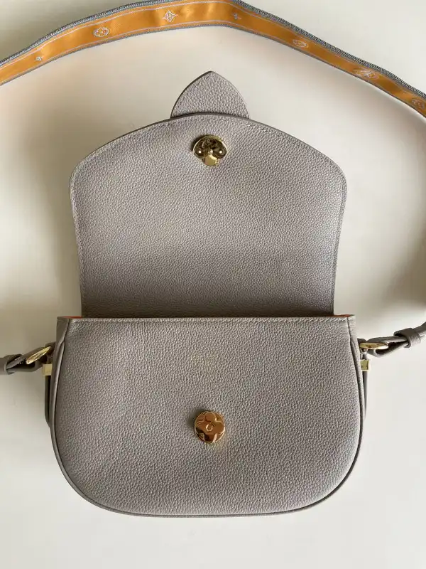 First bag ru LOUIS VUITTON PONT 9 SOFT MM