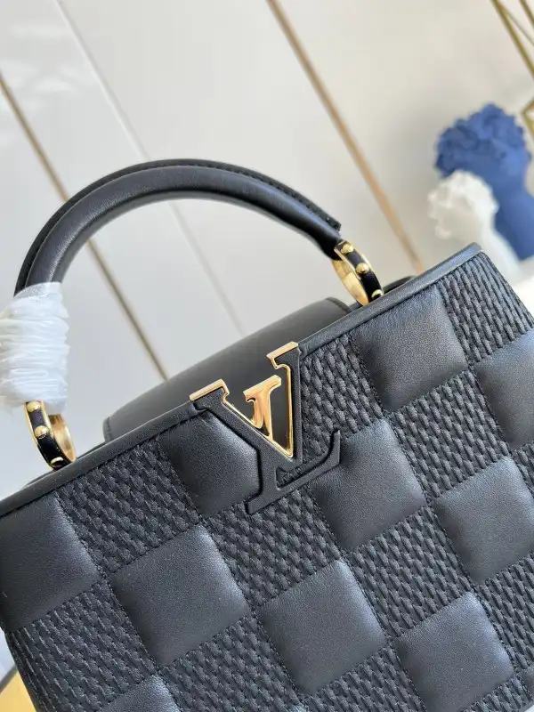 First bag ru LOUIS VUITTON CAPUCINES BB