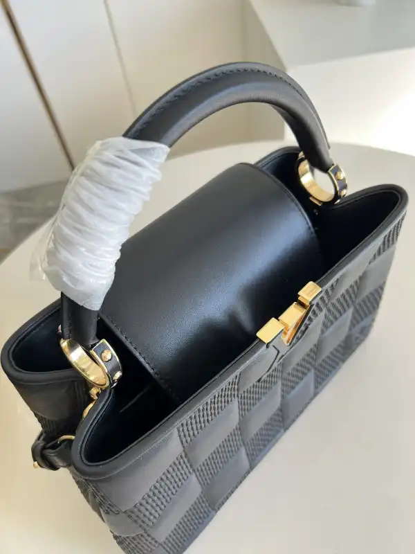 First Bag Ru LOUIS VUITTON CAPUCINES MM