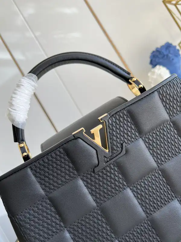 First bag ru LOUIS VUITTON CAPUCINES MM