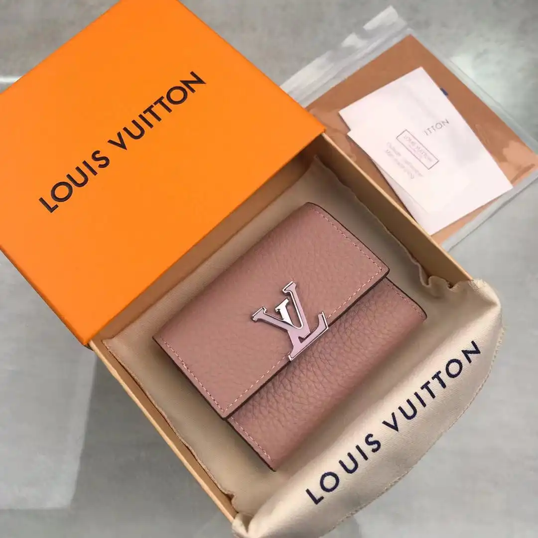 First bag ru LOUIS VUITTON CAPUCINES XS WALLET