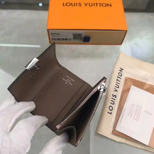 First bag ru LOUIS VUITTON CAPUCINES XS WALLET