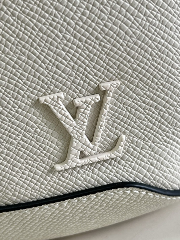 LOUIS VUITTON AVENUE SLING BAG