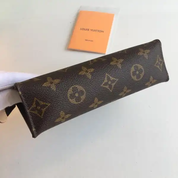 Rep LOUIS VUITTON TOILETRY POUCH 19