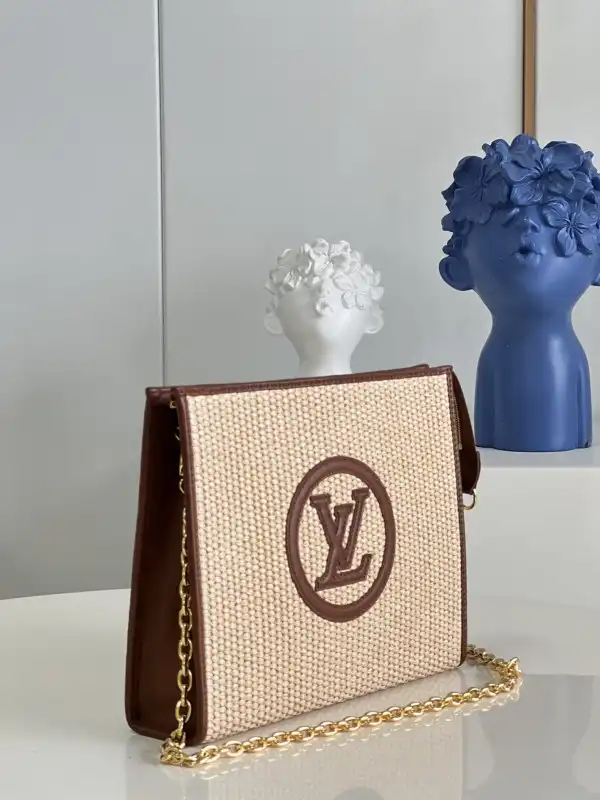 First bag ru LOUIS VUITTON TOILETRY POUCH ON CHAIN