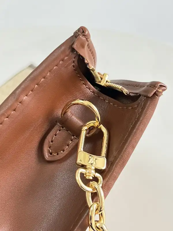 First bag ru LOUIS VUITTON TOILETRY POUCH ON CHAIN