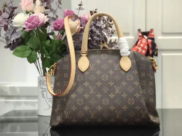 LOUIS VUITTON RIVOLI MM