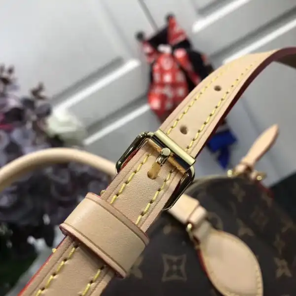 LOUIS VUITTON RIVOLI MM