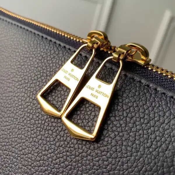 Affordable LOUIS VUITTON V TOTE MM