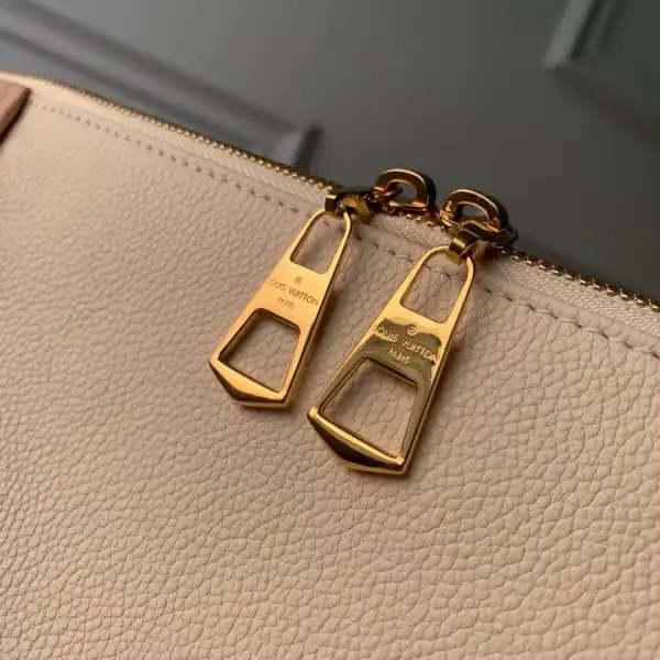 LOUIS VUITTON V TOTE MM