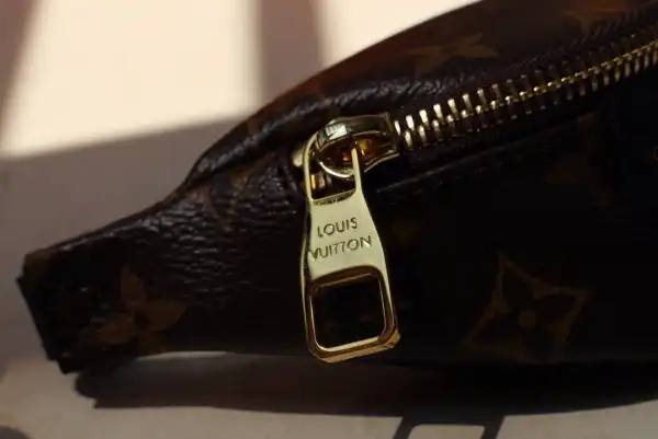 Aaa replica ru LOUIS VUITTON WRIST BAG