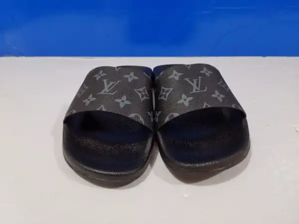 First bag ru LOUIS VUITTON SLIPPERS