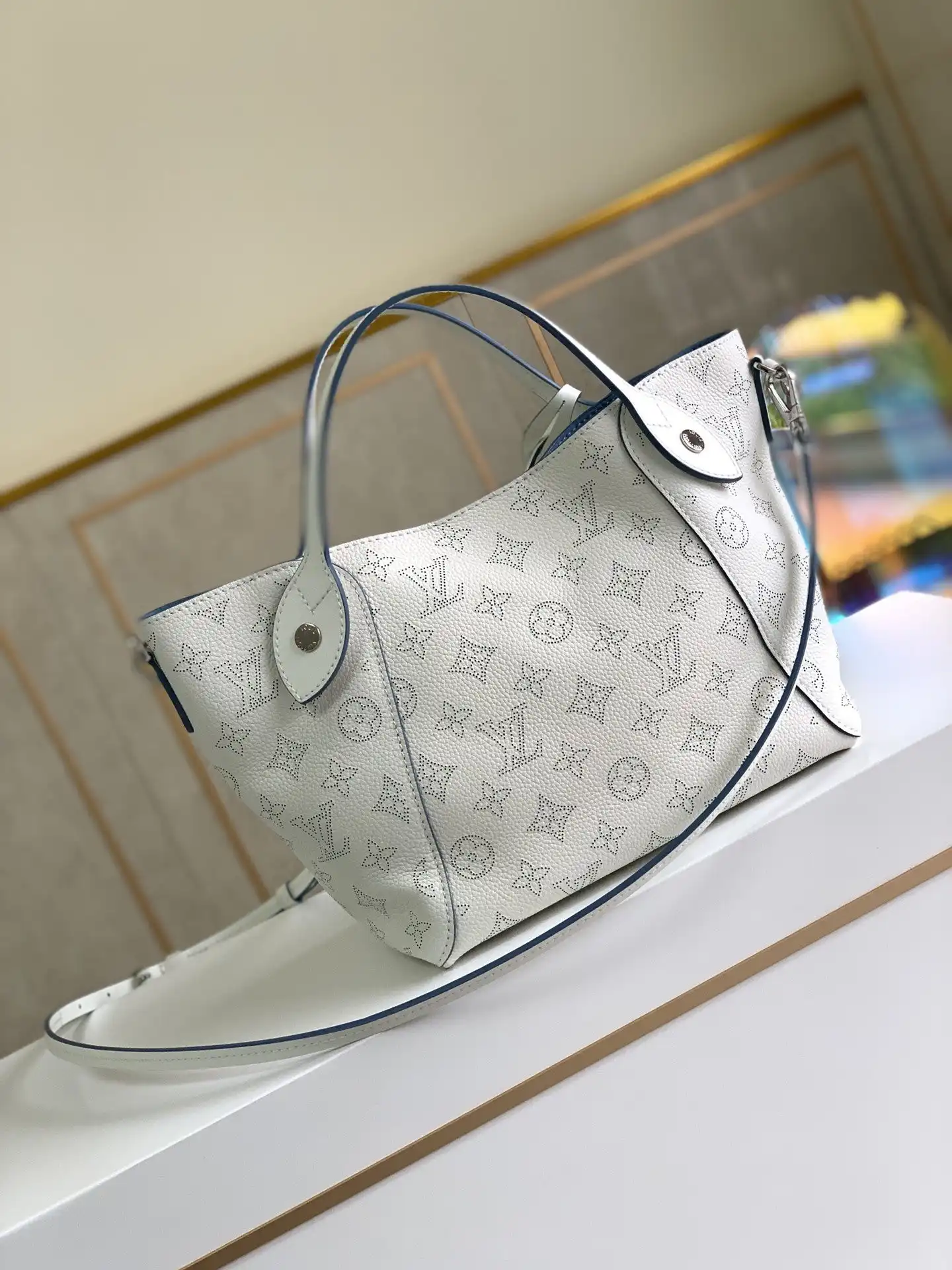 First bag ru LOUIS VUITTON HINA PM