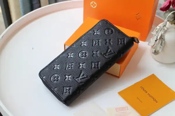 First bag ru LOUIS VUITTON ZIPPY WALLET