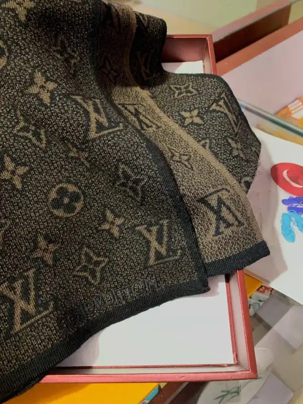 LOUIS VUITTON SCARF