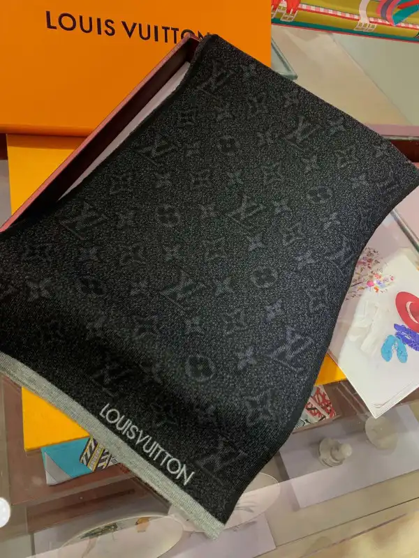 Firstbag Ru LOUIS VUITTON SCARF