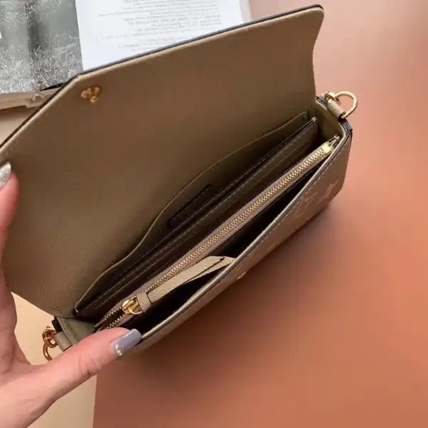 First Bag Ru LOUIS VUITTON POCHETTE FÉLICIE